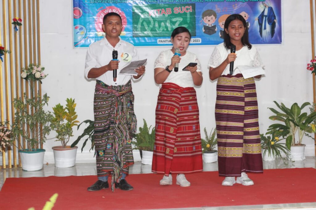 LOMBA LAGU-- Salah satu keluarga peserta lomba Lagu Maria dan Mars Santo Fransiskus dari Assisi. Mereka berasal dari Stasi Agustinus Bello. Foto:Wilayah7.com/Hyeron Modo