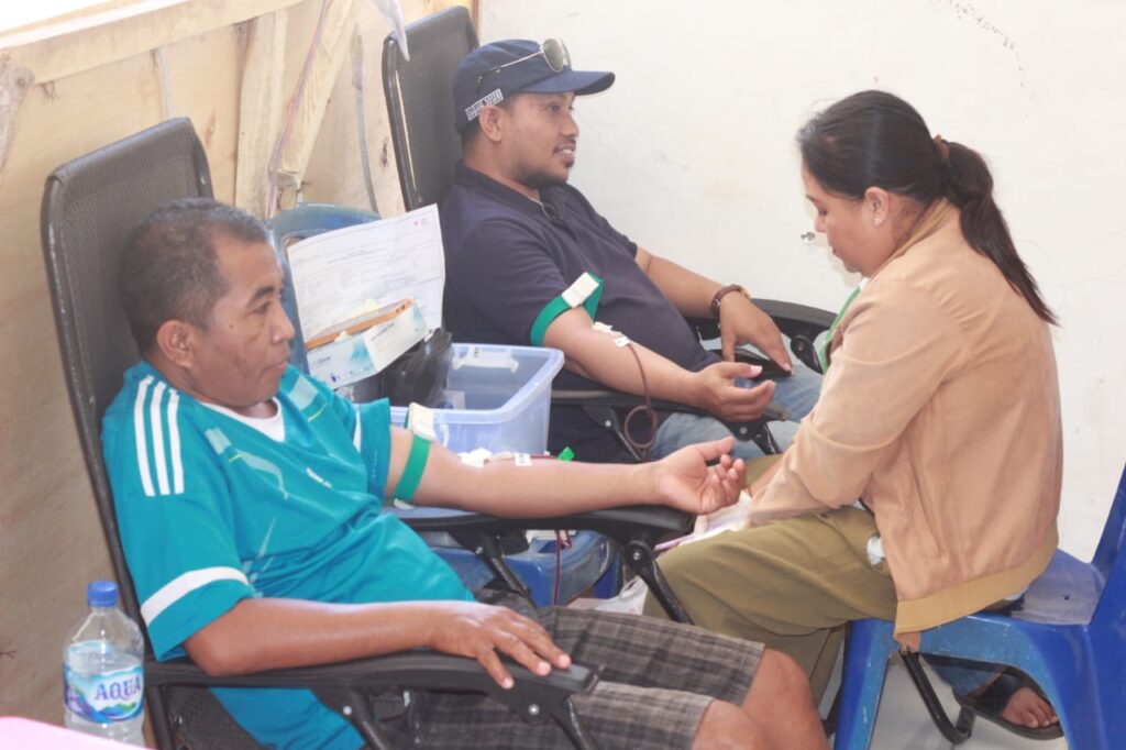 DONOR--Dua warga Assisi sedang mendonorkan darahnya di Aula Paroki, Minggu (1/10/2023). Foto: Wilayah7.com/Hyeron Modo.