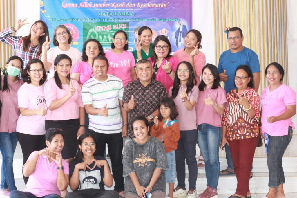 FOTO BERSAMA--Pastor Paroki Santo Fransiskus dari Assisi Kolhua, Romo Longginus Bone (tengah baju kaos bergaris) foto bersama tim kesehatan dan panitia seusai donor darah di Aula Paroki, Minggi (1/10/2023). Foto: Wilayah7.com/Hyeron Modo.