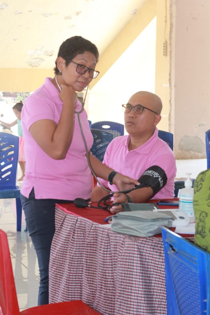 TENSI--Seorang warga Assisi sedang tensi darah oleh dr. Ita Tukan, dari Tim Kesehatan DPP di aula paroki, Minggu(1/10/2023).Foto:Wilayah7.com/Hyeron Modo